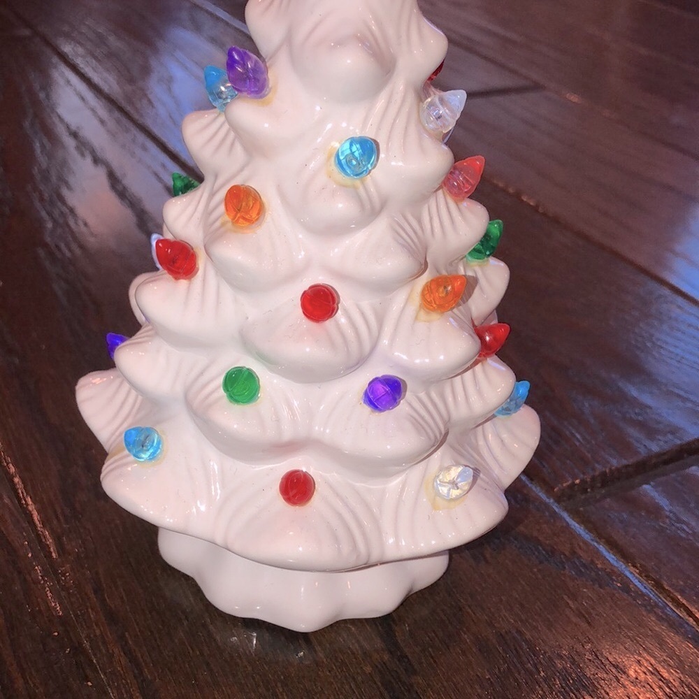 Small ceramic white Christmas tree that lights up - Picture 3 of 7